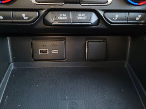 Used 2024 Chevrolet Suburban LT image 36