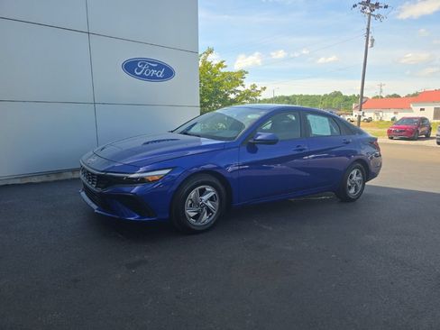 Used 2025 Hyundai Elantra Hybrid w/ Cargo Package FWD image 2