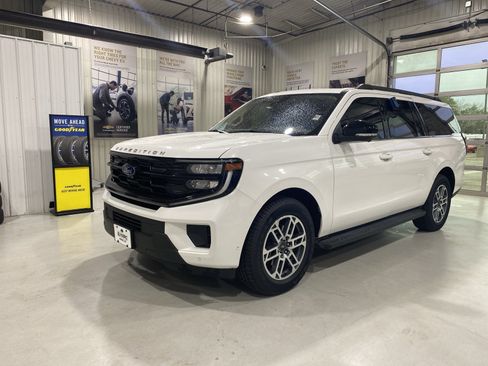 Used 2025 Ford Expedition Max Active AWD/4WD image 3