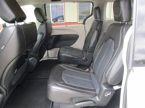 Used 2023 Chrysler Pacifica Touring-L FWD image 14