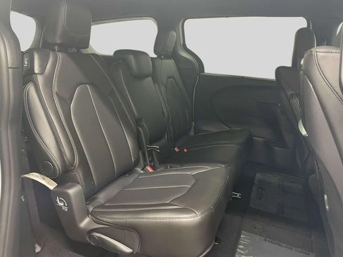 New 2026 Chrysler Pacifica Select image 17