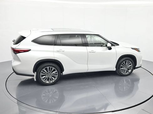 Used 2022 Toyota Highlander Platinum FWD image 34
