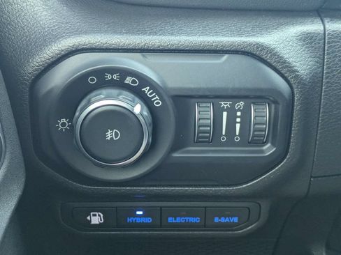 Used 2022 Jeep Wrangler Unlimited Sahara AWD/4WD image 23