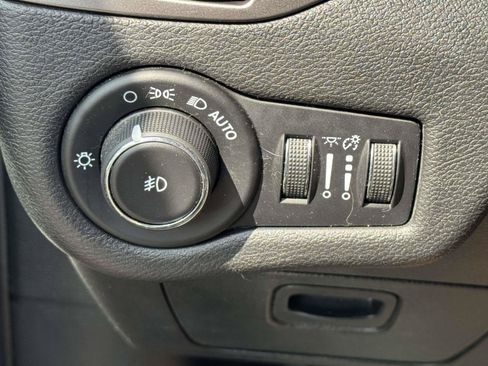 Used 2019 Jeep Cherokee Latitude Plus w/ Cold Weather Group AWD/4WD image 19