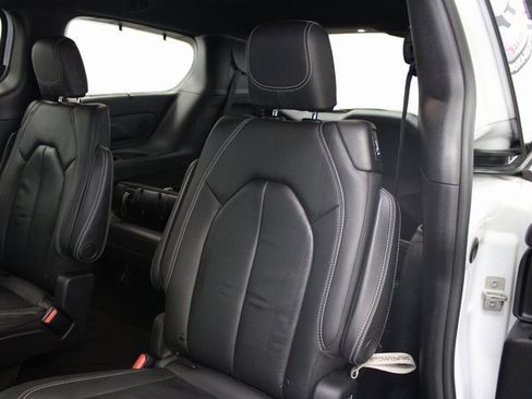 Used 2020 Chrysler Pacifica Touring-L Plus w/ S Appearance Package image 20