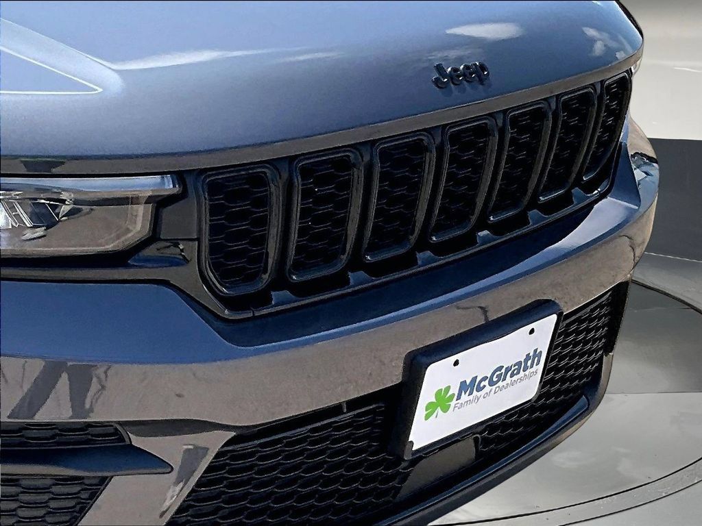 Used 2023 Jeep Grand Cherokee Altitude AWD/4WD image 34