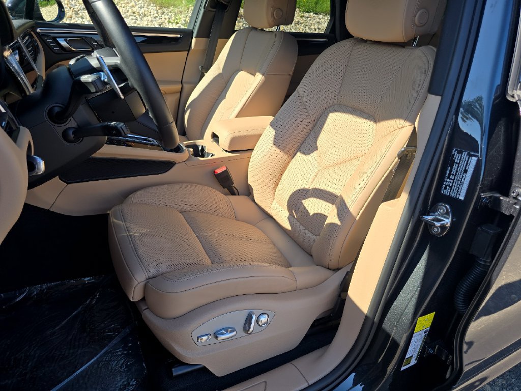 Certified 2026 Porsche Macan AWD/4WD image 5