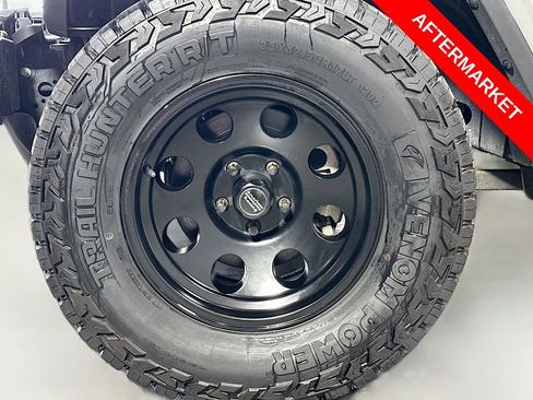 Used 2018 Jeep Wrangler Unlimited Sahara w/ Dual Top Group AWD/4WD image 30