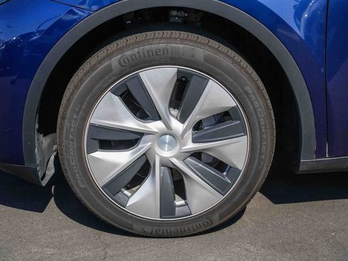 Used 2023 Tesla Model Y 2WD image 10