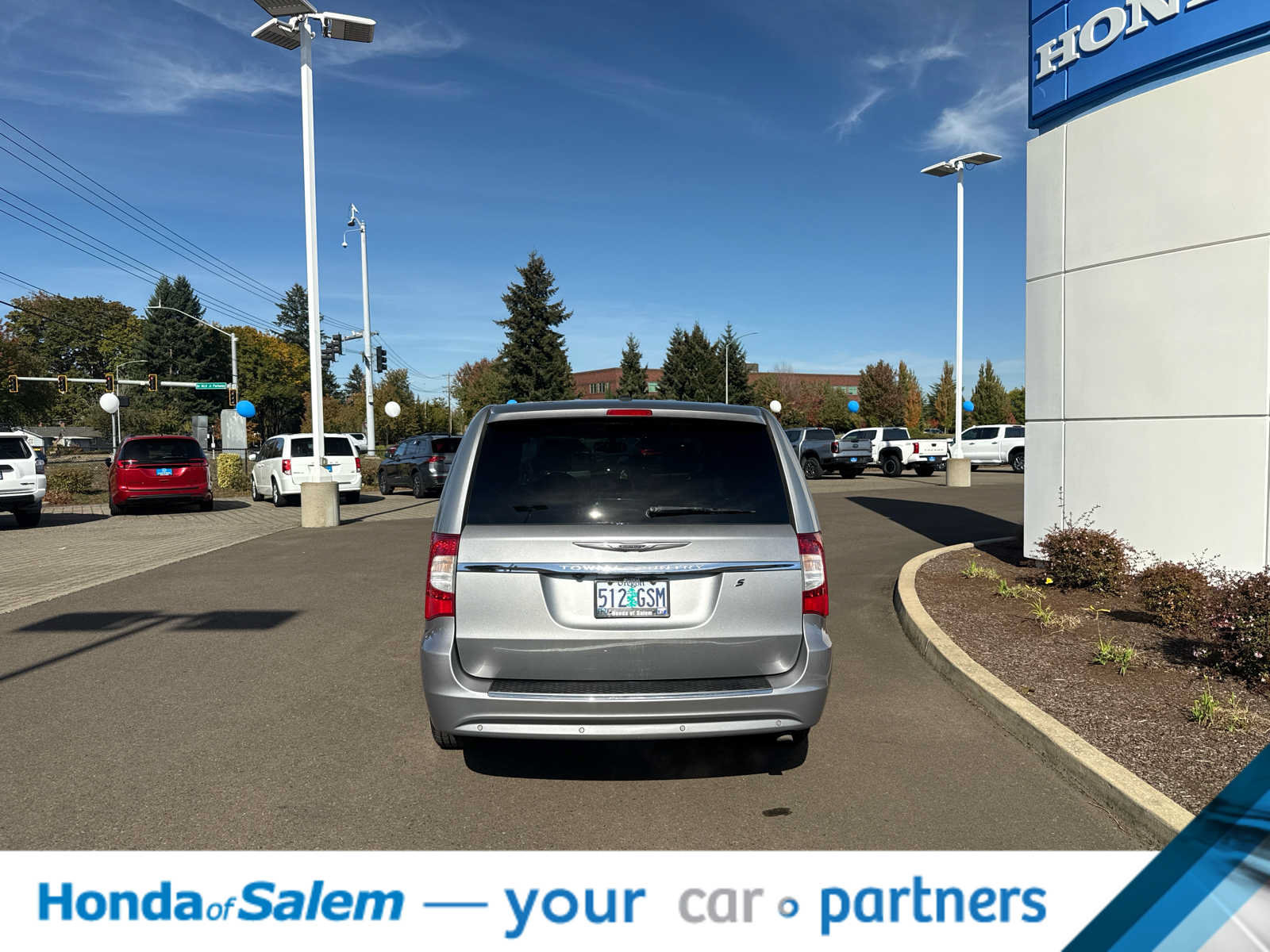 Used 2014 Chrysler Town & Country S FWD image 5