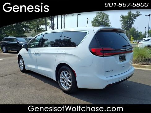 Used 2023 Chrysler Pacifica Touring-L FWD image 3