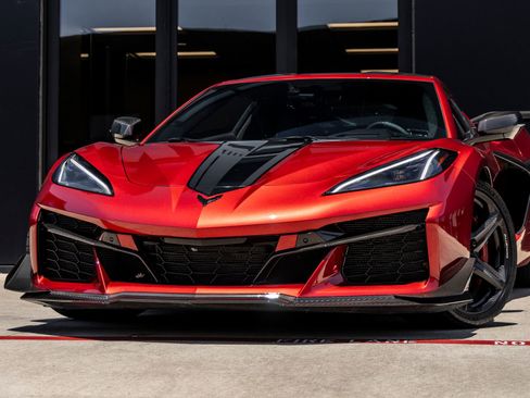 Used 2023 Chevrolet Corvette Z06 w/ Z07 Performance Package RWD image 3