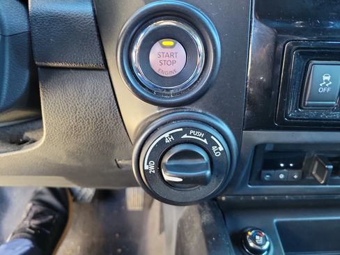 Used 2021 Nissan Titan PRO-4X w/ Pro-4x Convenience Package image 27