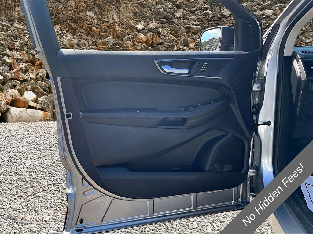 Used 2020 Ford Edge SE FWD image 19