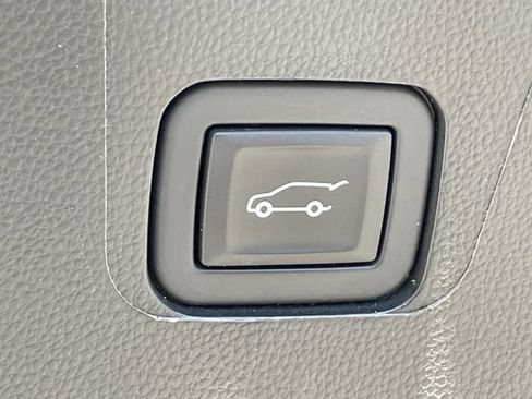 Used 2023 Chevrolet Traverse LT FWD image 31