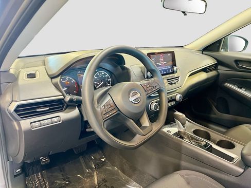 Used 2025 Nissan Altima 2.5 S FWD image 9