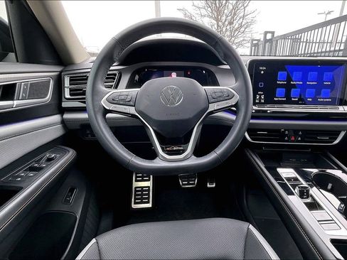 Used 2024 Volkswagen Atlas Peak Edition SE image 7