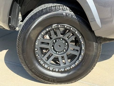 Used 2017 Toyota Tacoma SR5 w/ Tow Package image 2