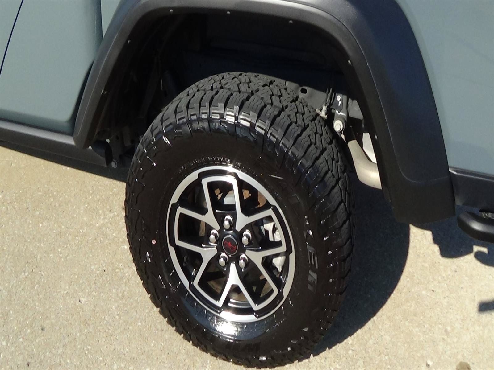 Used 2024 Jeep Gladiator Rubicon w/ Technology Group AWD/4WD image 9