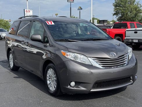 Used 2017 Toyota Sienna FWD image 3