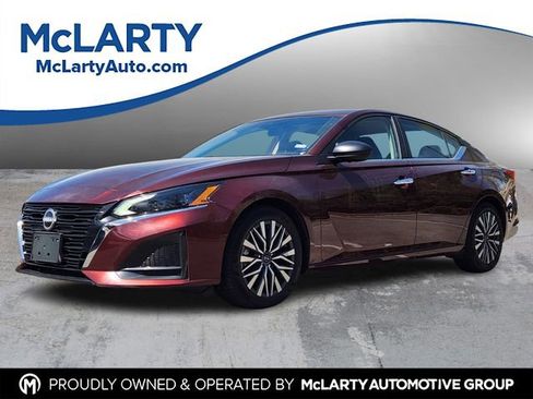 Certified 2025 Nissan Altima 2.5 SV FWD image 1