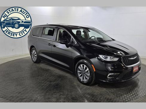Used 2024 Chrysler Pacifica Limited FWD image 1