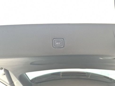 Used 2023 Chevrolet Traverse LT image 9