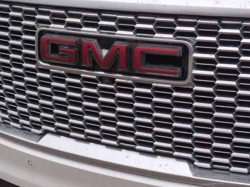 Used 2021 GMC Yukon XL Denali w/ Denali Premium Package image 12
