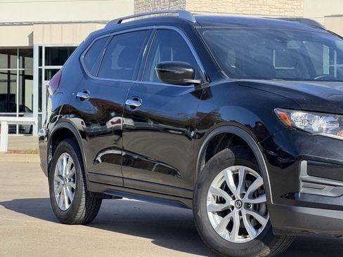 Used 2020 Nissan Rogue SV image 3