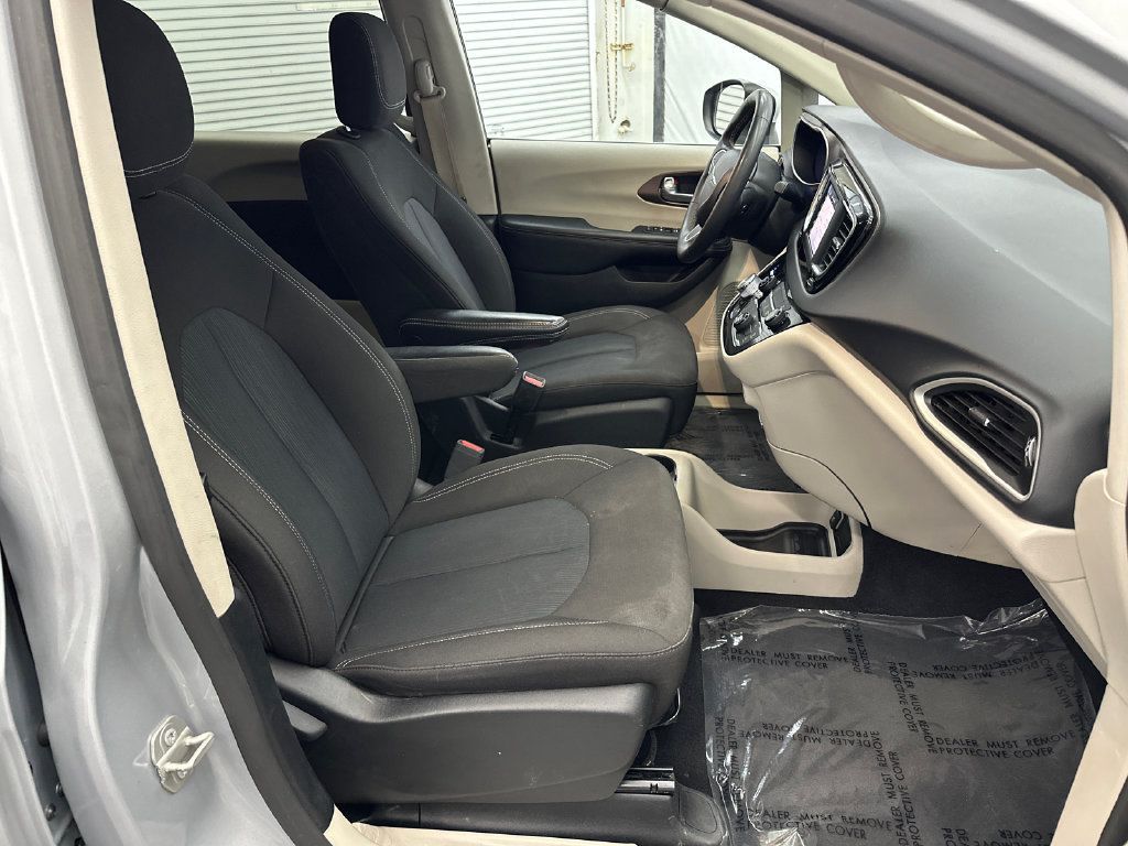 Used 2023 Chrysler Voyager LX FWD image 14