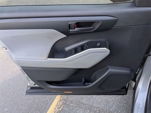 Used 2023 Toyota Highlander LE image 27