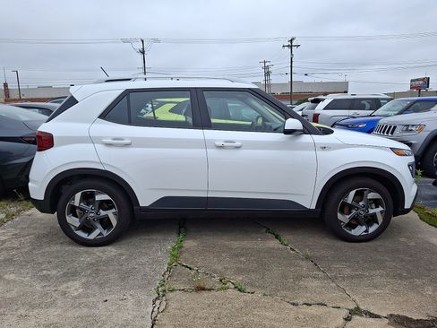 Certified 2025 Hyundai Venue SEL FWD image 10