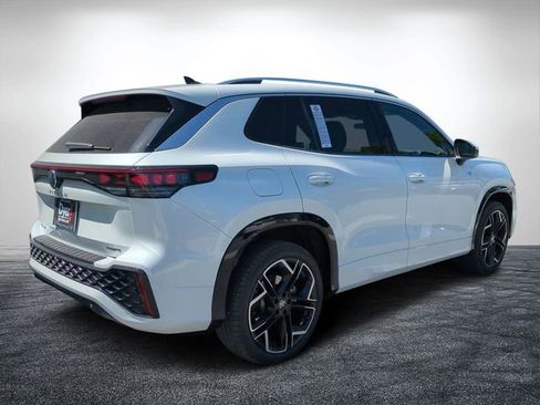 Used 2026 Volkswagen Tiguan SEL R-Line image 3