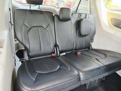Used 2024 Chrysler Pacifica Touring-L image 15