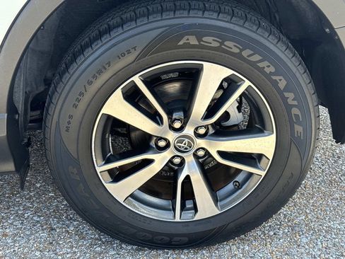 Used 2017 Toyota RAV4 XLE FWD image 5