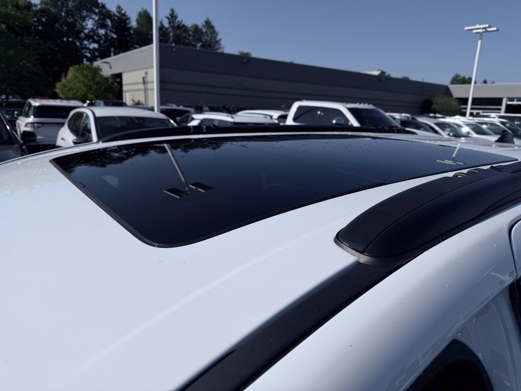 Certified 2025 Chrysler Pacifica Limited FWD image 10