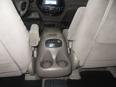 Used 2005 Toyota Sequoia SR5 AWD/4WD image 40