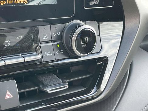 Used 2023 Toyota Highlander LE image 23