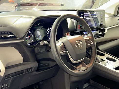 Used 2021 Toyota Sienna XLE image 16