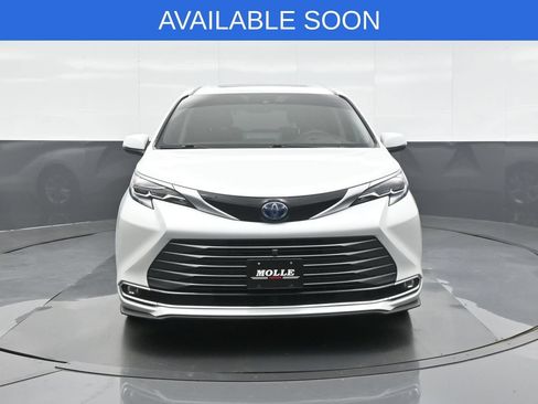 Used 2024 Toyota Sienna Platinum AWD/4WD image 2