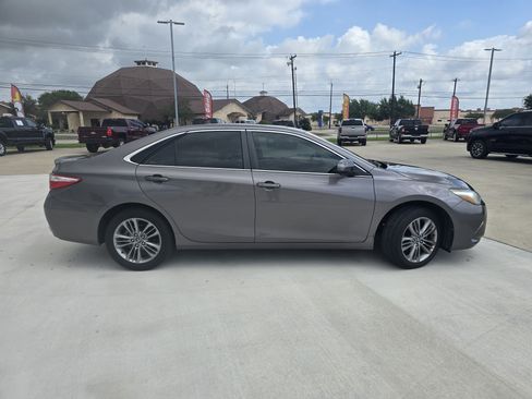 Used 2017 Toyota Camry SE FWD image 2
