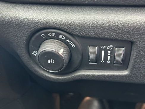 Used 2018 Chrysler Pacifica Limited image 25