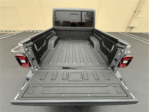 Used 2020 Jeep Gladiator Overland image 23