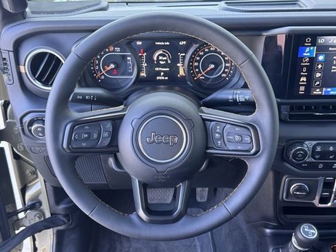 Used 2025 Jeep Gladiator Sport image 21