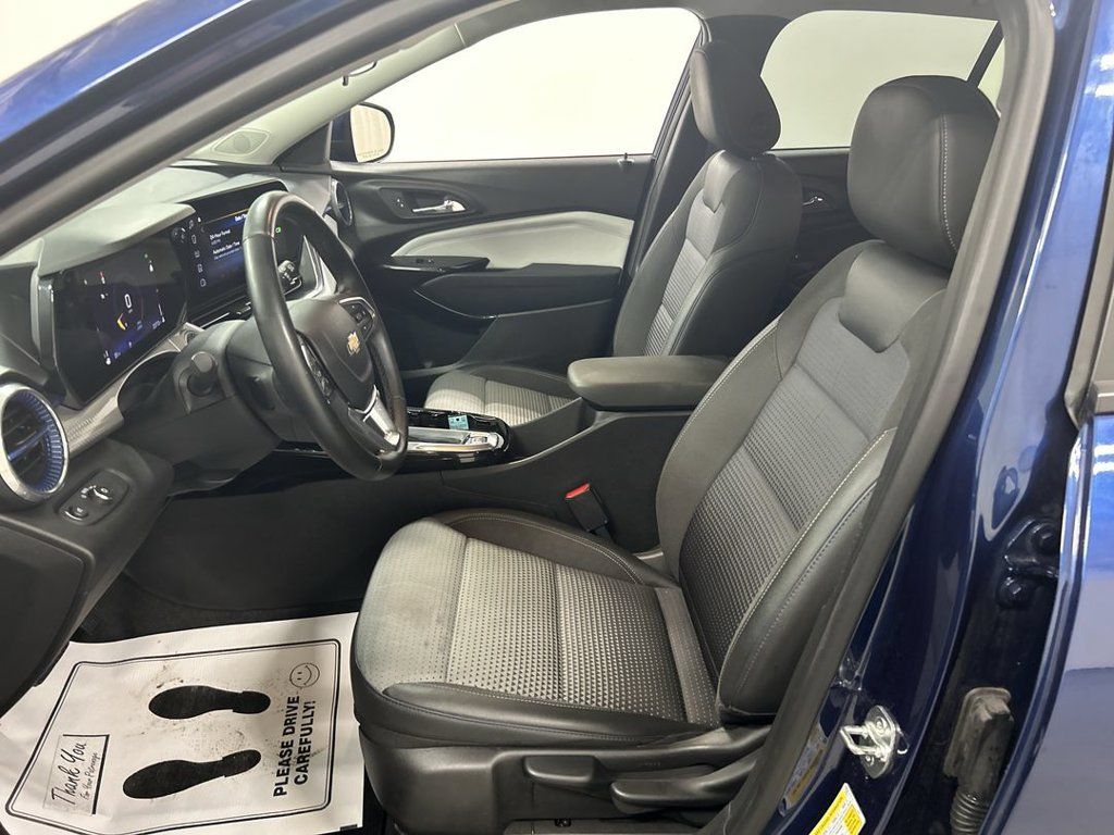 Certified 2024 Chevrolet Trax LT w/ LT Convenience Package FWD image 9