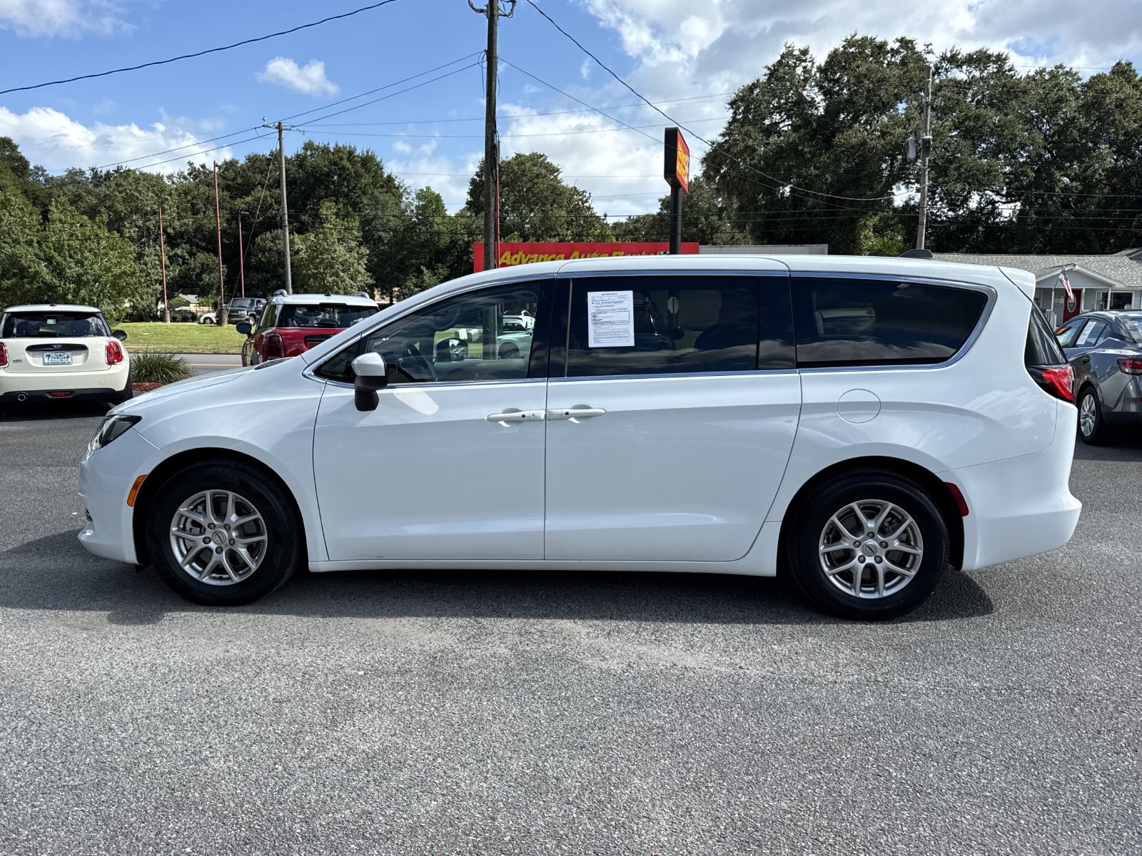 Used 2023 Chrysler Voyager LX FWD image 2