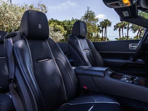 Used 2019 Rolls-Royce Dawn RWD image 21