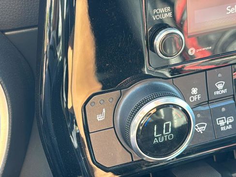 Used 2022 Toyota Highlander XLE image 18