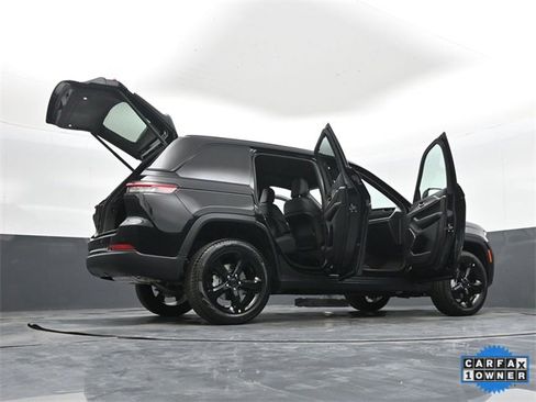 Used 2025 Jeep Grand Cherokee Limited w/ Luxury Tech Group II image 50