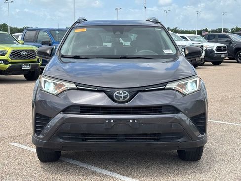 Used 2018 Toyota RAV4 LE FWD image 3